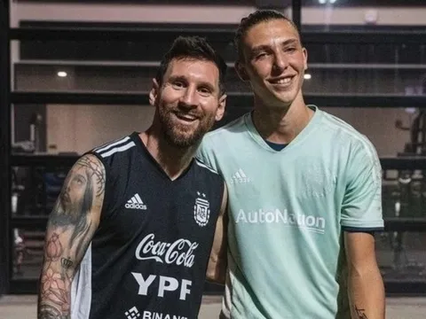 Cầu thủ Argentina xăm chữ ký Messi lên tay