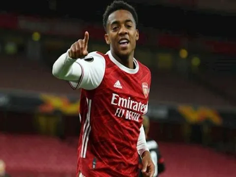 "Cầu thủ Arsenal đó chẳng biết đứng ở đâu trên sân"