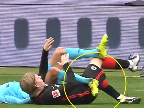 Cầu thủ Bundesliga gãy chân sau pha va chạm