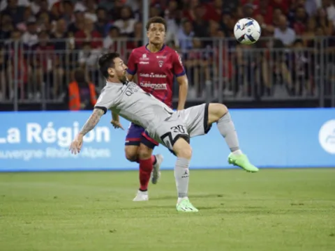 Đối thủ ngơ ngác nhìn Messi lập siêu phẩm