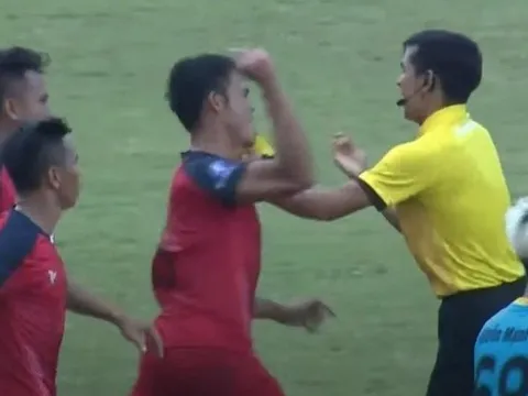 Cầu thủ đấm trọng tài dự định treo giày