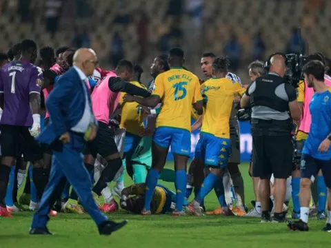 Cầu thủ Ghana đấm đối phương vì bàn thua ở phút 88