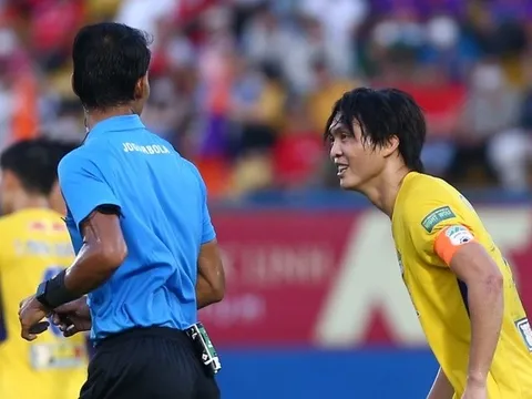 Cầu thủ HAGL phản ứng trọng tài để đòi penalty