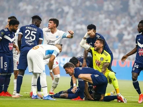 Cầu thủ Ligue 1 bất tỉnh khi đang thi đấu