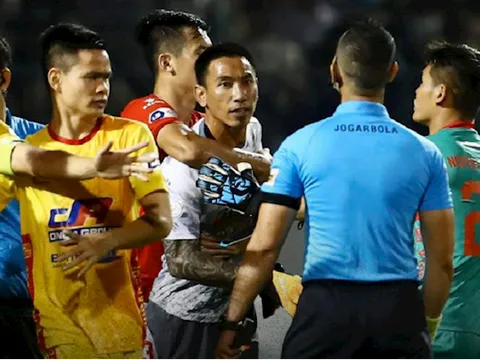 Cầu thủ TPHCM bị phạt, trọng tài vẫn nhờ luật sư khởi kiện