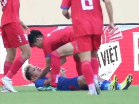 Cầu thủ U23 Lào cứu đối thủ khỏi nuốt lưỡi