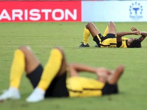 Cầu thủ U23 Malaysia đổ gục xuống sân vì thất vọng