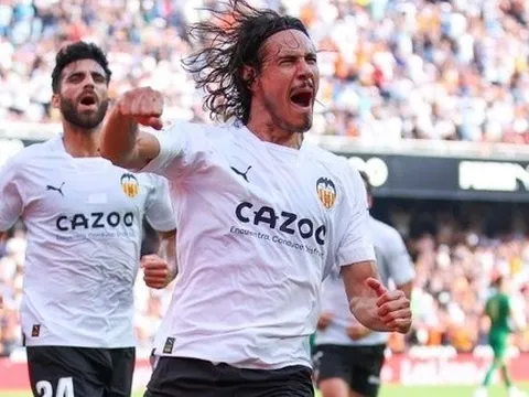 Cavani gây ấn tượng ở tuổi 35