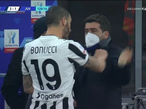 Cay cú vì thất bại, sao Juventus hung hãn đẩy người