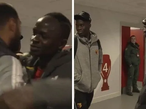 Gửi gắm "đàn em" cho thủ quân Watford, Mane lại "đốn tim" fan bằng trái tim nhân hậu