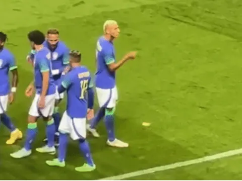 Phản ứng của dàn sao Brazil khi bị ném chuối