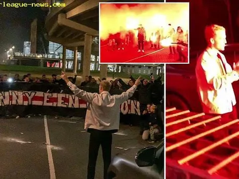 CĐV Ajax phá lệnh giãn cách, đốt pháo rợp trời chia tay Van de Beek