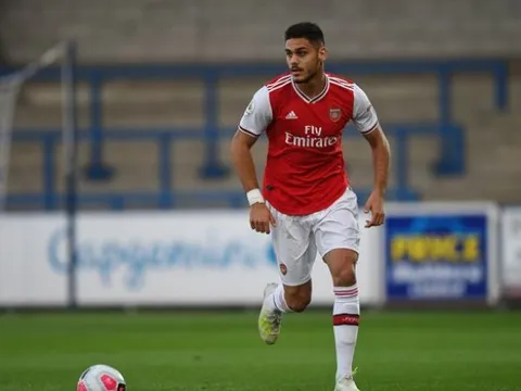 CĐV Arsenal: "Chúng tôi đang chờ cậu trở lại; Vị thần Hy Lạp"