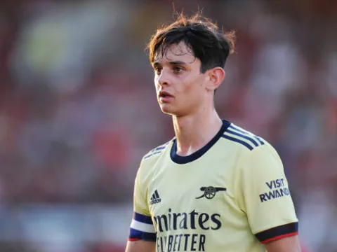 CĐV Arsenal phát cuồng, gọi ngọc thô 17 tuổi là Santi Carzola mới