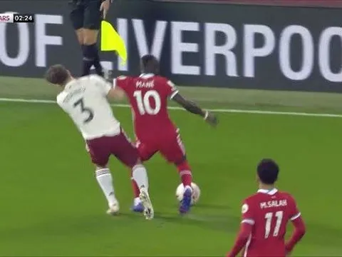 CĐV Arsenal: 'Sao Mane lại không bị đuổi sau tình huống đó?'