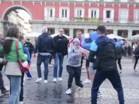 CĐV Chelsea, Man City đánh nhau ở quảng trường Madrid