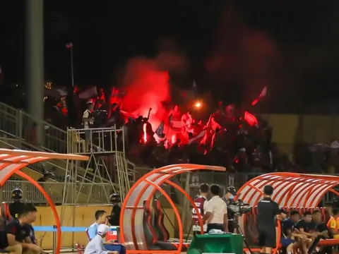 CĐV Hải Phòng đốt phát sáng ở sân Vinh sau sự cố 'phun mưa'