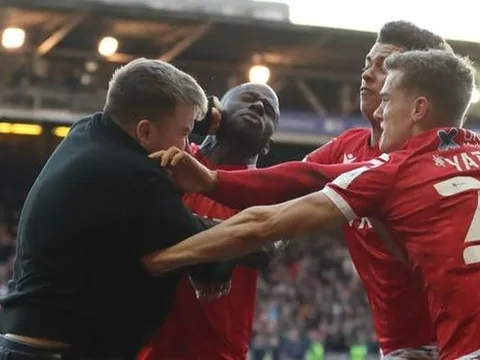 CĐV Leicester City hung hãn lao vào sân đấm cầu thủ