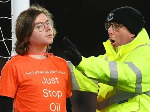 CĐV lên tiếng lý giải việc khóa cổ vào cột dọc khung thành