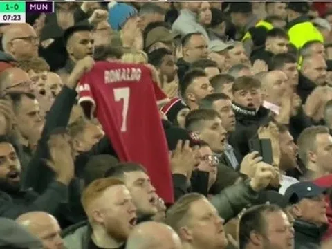 CĐV Liverpool chia buồn với Ronaldo, hát vang "You'll Never Walk Alone" ở phút thứ 7