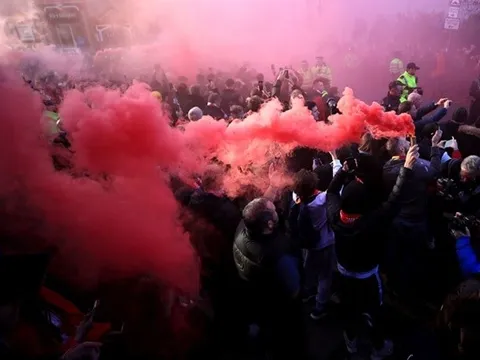 CĐV Liverpool nhuộm đỏ bầu không khí và những khoảnh khắc đẹp nhất vòng 12 NHA