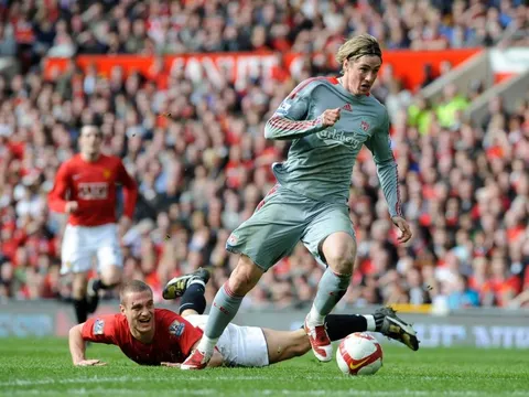 CĐV Liverpool tức điên vì Vidic "cố lơ" 1 người