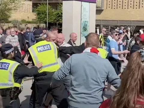 CĐV Man City và Liverpool gây sốc vì khung cảnh hỗn loạn ngoài sân Wembley