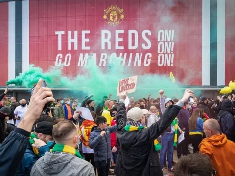 CĐV Man Utd bạo loạn, "giáo sư" Wenger nói thẳng sự thật phũ phàng