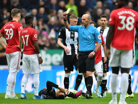 CĐV Man Utd: "Kinh tởm. Ai mang gã đó về, đáng bị đánh đập"