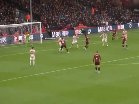CĐV Man Utd điên tiết: "Thảm họa phòng ngự. Cậu ta quá chậm!"