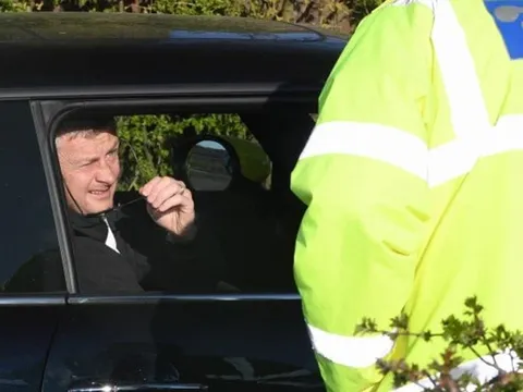 CĐV 'náo loạn' Carrington, Ole cùng dàn sao Man Utd bị 'vạ lây'