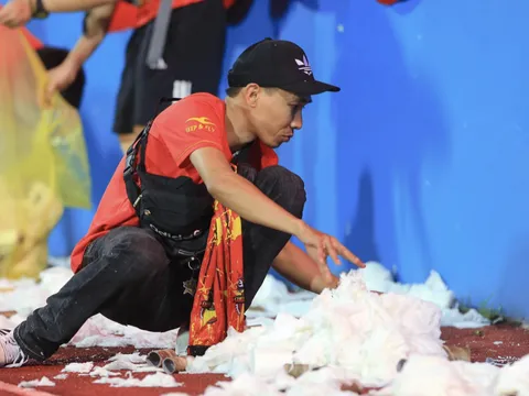 CĐV ném giấy vệ sinh, sân Việt Trì dọn 4 tiếng chưa sạch