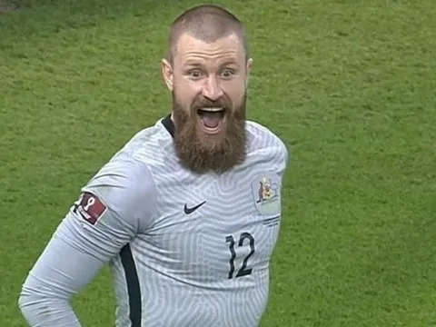 CĐV phẫn nộ với chiêu trò của 'thủ môn nhảy nhót'