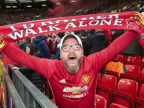 CĐV Quỷ Đỏ "mở hội" khi cửa vào Top 4 lại sáng