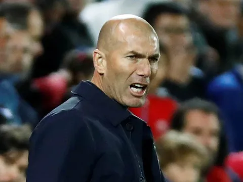 CĐV Real phẫn nộ: "Zidane bị ám ảnh à? Gã đó có đáng giá 200 triệu đâu, bỏ đi!"
