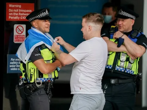 CĐV Scotland quậy tưng bừng, 'nhờn' cảnh sát trước giờ đấu ĐT Anh