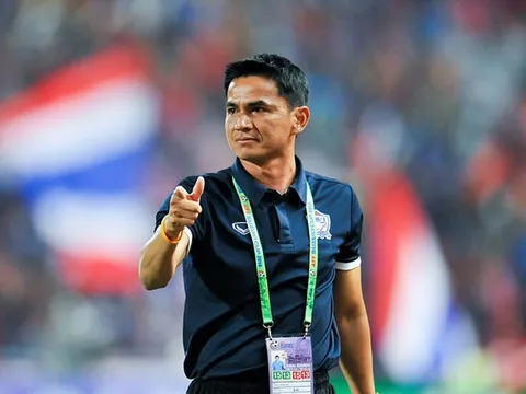 CĐV Thái Lan khóc hận, gọi tên vị cứu tinh Kiatisak Senamuang