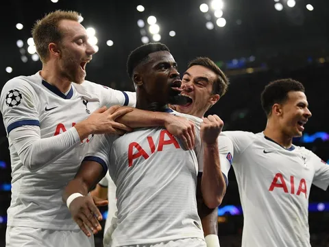 CĐV Tottenham: "Tống khứ hắn đi ngay, dùng cả cà chua ném vào xe hắn!"