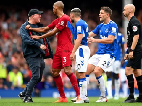 CĐV vào tận sân, phản ứng lại quyết định "cứu" Liverpool