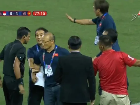 CĐV Việt Nam: Game dễ quá! Sợ thầy Park... 'múc' luôn trọng tài
