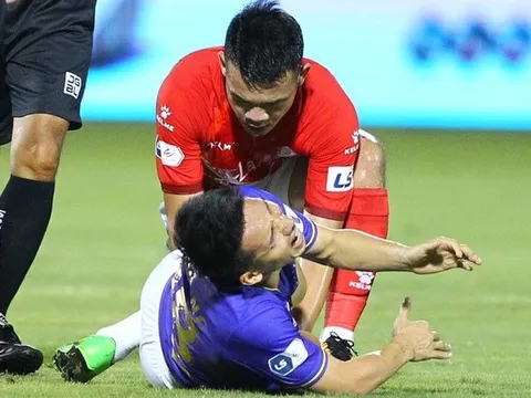 CĐV Việt Nam phẫn nộ, "tấn công" Hoàng Thịnh sau pha bóng kinh hoàng