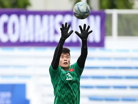 CĐV Việt Nam: "Quá đáng trách. Tiến Dũng bắt bóng như trò đùa"