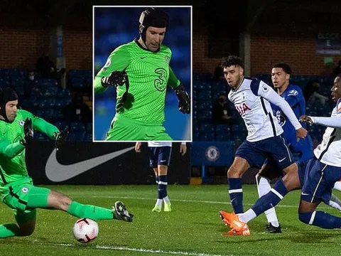 Cech có màn trở lại đáng quên, "bom xịt" Chelsea hóa rồ ăn ngay thẻ đỏ
