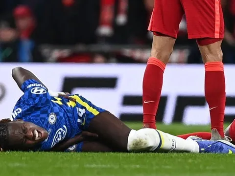 Sao Chelsea phải khâu vết thương nhưng cầu thủ Liverpool chỉ nhận thẻ vàng