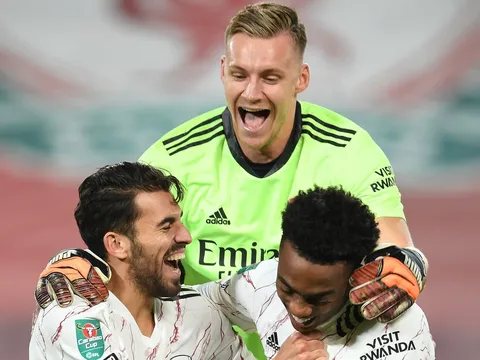 "Chẳng cần cạnh tranh với ai, tôi vẫn ở đây, là số 1 của Arsenal"