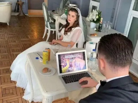 Chàng trai gây bão MXH khi chọn giữa vợ và bóng đá trong ngày cưới