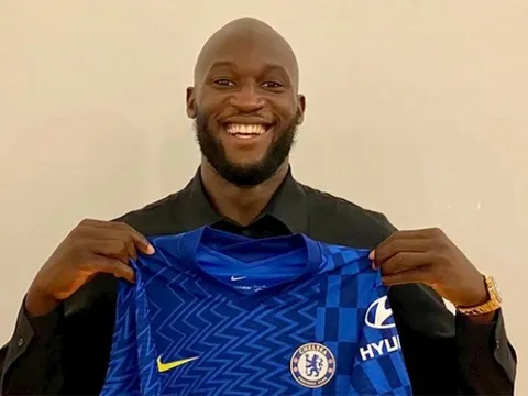 Chào Chelsea bằng thông điệp đầu tiên, Lukaku bị CĐV Inter chế nhạo