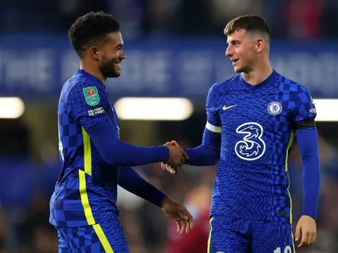 Chelsea bị 'tổng tấn công' chuyển nhượng