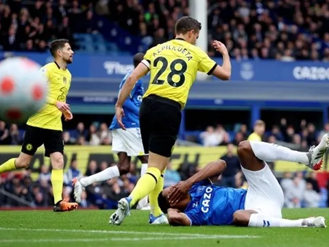 Chelsea chết vì sự ngờ nghệch của hàng thủ