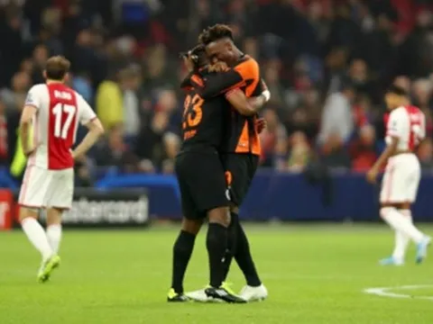 Fan Chelsea sẽ ấm lòng với hành động của Abraham dành cho Batshuayi